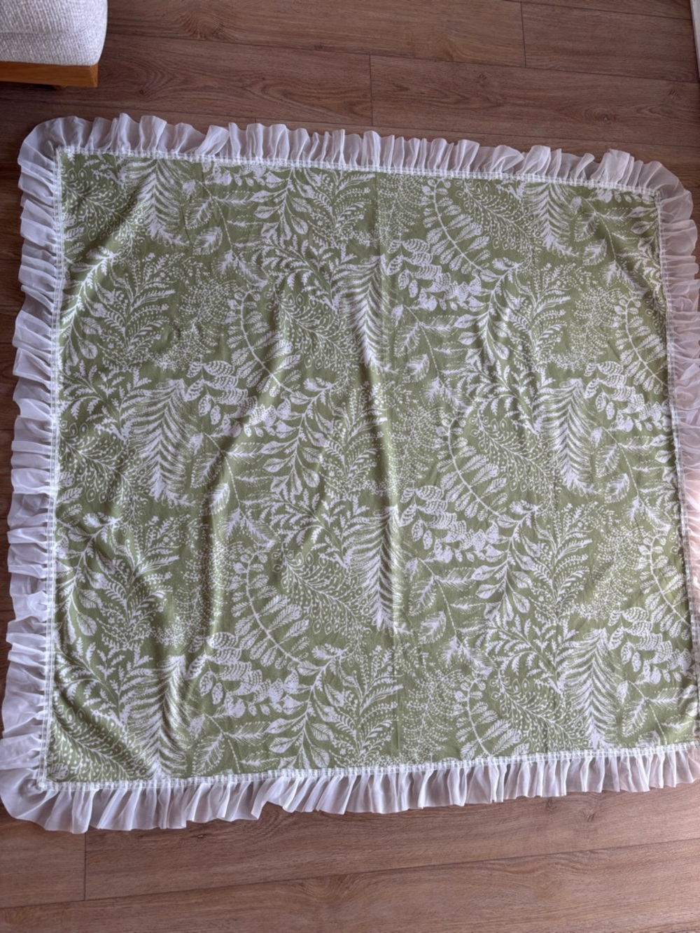 Green Botanical Print Ruffled Tablecloth - Picture 4 of 14